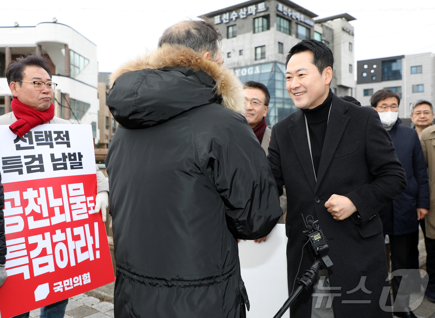 (서귀포=뉴스1) 오미란 기자 = 장동혁 국민의힘 대표가 6일 오전 제주 서귀포시 표선면의 한 거리에서 지지자들과 인사하고 있다. 2026.2.6/뉴스1