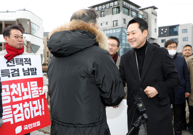 제주 지지자들과 인사하는 장동혁 대표