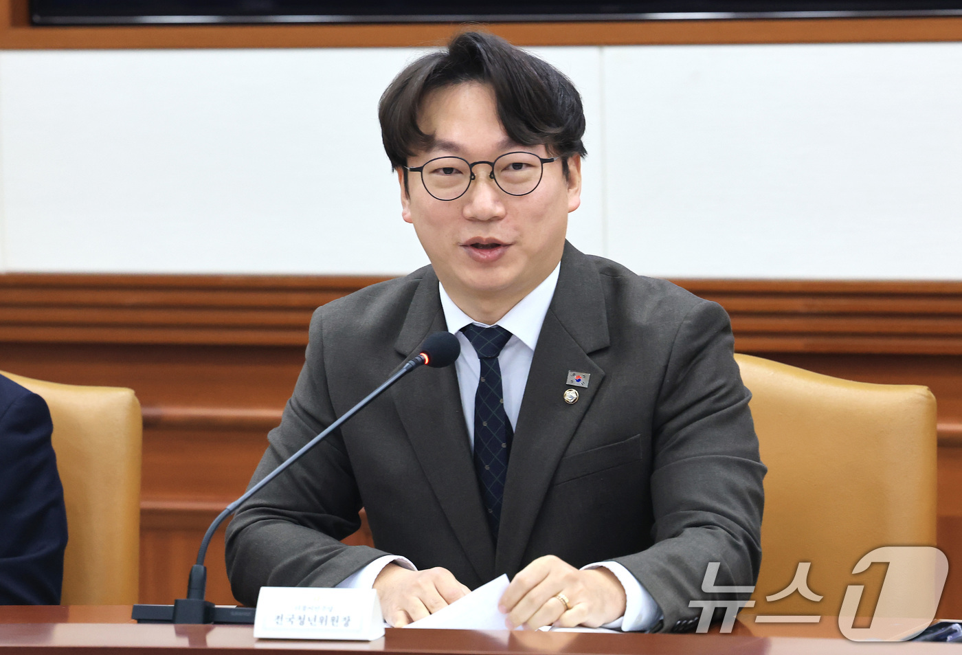 (서울=뉴스1) 임세영 기자 = 모경종 더불어민주당 전국청년위원장이 6일 서울 종로구 정부서울청사에서 열린 제1차 청년정책 관계장관회의에서 발언을 하고 있다. 2026.2.6/뉴스 …