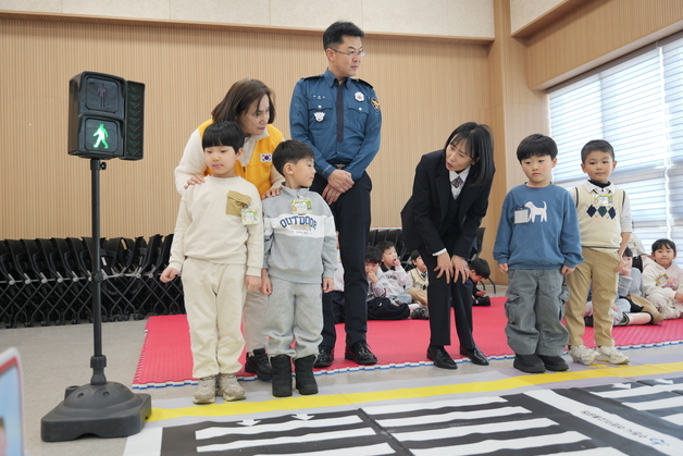 "어린이 교통사고 ZERO"…수원팔달경찰서 '안전 체험 교육' 실시