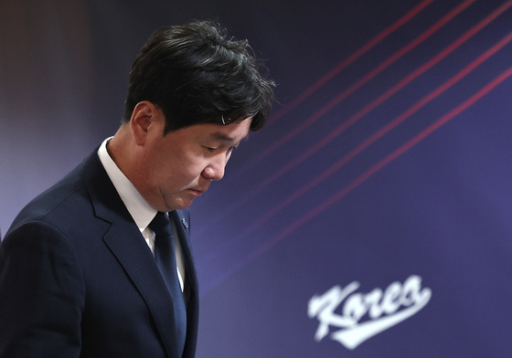 회견장 들어서는 류지현 감독