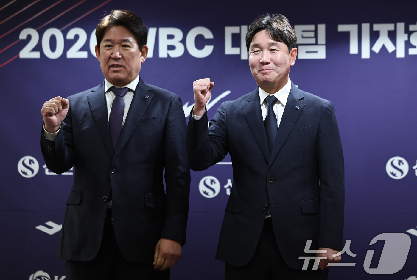 (서울=뉴스1) 구윤성 기자 = 류지현 야구 국가대표팀 감독(오른쪽)과 조계현 KBO 전력강화위원장이 6일 오전 서울 중구 한국프레스센터에서 2026 월드베이스볼클래식(WBC) 국 …