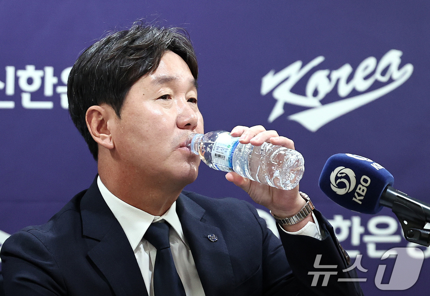 (서울=뉴스1) 구윤성 기자 = 류지현 야구 국가대표팀 감독이 6일 오전 서울 중구 한국프레스센터에서 2026 월드베이스볼클래식(WBC) 국가대표팀 명단 발표 기자회견에서 목을 축 …