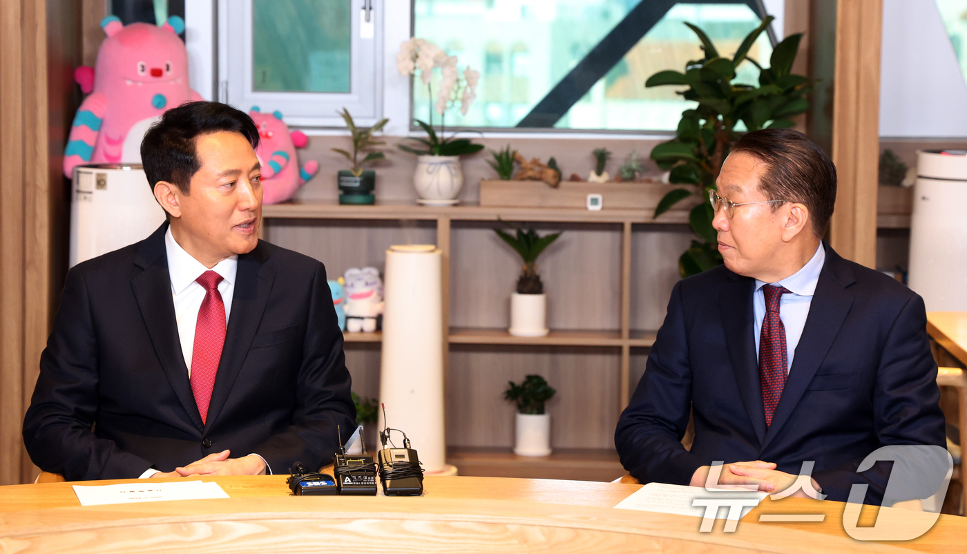 (서울=뉴스1) 김명섭 기자 = 오세훈 서울시장과 권영세 국민의힘 국회의원(서울 용산구)이 6일 오전 서울 중구 시청 시장 집무실에서 용산국제업무지구 관련 논의를 하고 있다.  2 …