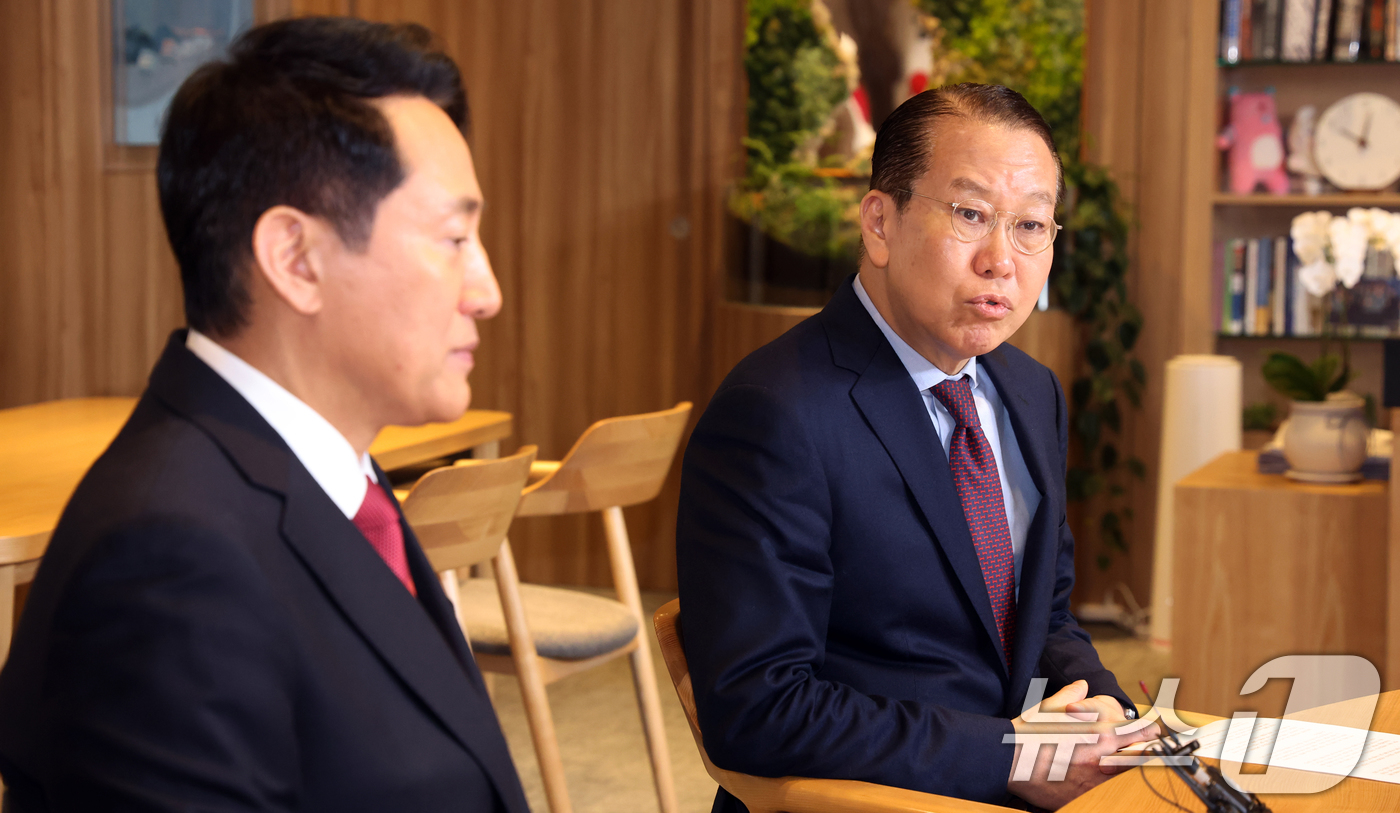 (서울=뉴스1) 김명섭 기자 = 오세훈 서울시장과 권영세 국민의힘 국회의원(서울 용산구)이 6일 오전 서울 중구 시청 시장 집무실에서 용산국제업무지구 관련 논의를 하고 있다.  2 …