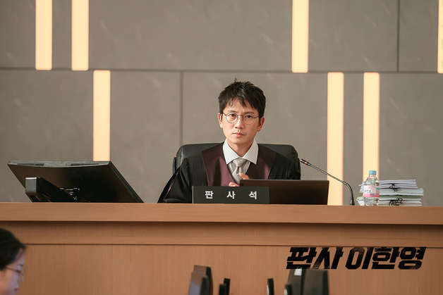 관건은 뒷심…최고 13.5% '판사 이한영', 지성이 이끌 막판 상승세 [N이슈]