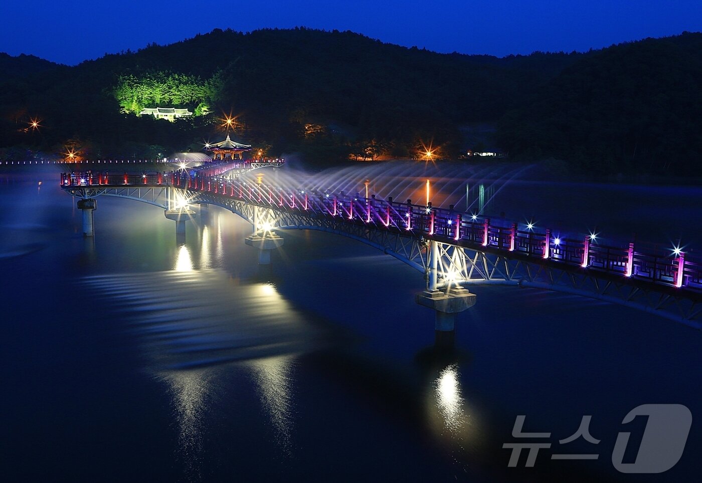 본문 이미지 - 빠르게 소비하는 일정 대신 걷고, 기록하고, 오래 머무는 ‘느린 여행’이 확산되는 가운데 안동시가 전통과 자연, 미식을 두루 갖춘 체류형 관광도시로 주목받고 있다.사진은 월영교/뉴스1