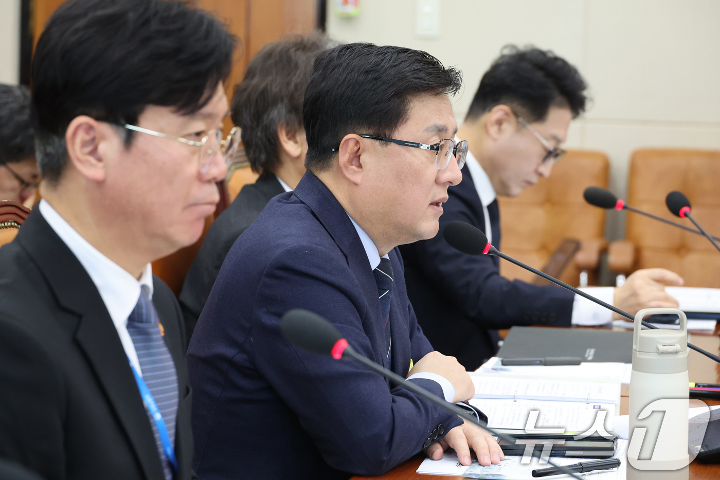 (서울=뉴스1) 신웅수 기자 = 김성환 기후에너지환경부 장관이 6일 서울 여의도 국회에서 열린 기후에너지환경노동위원회 전체회의에서 의원 질의에 답변하고 있다. 2026.2.6/뉴스 …