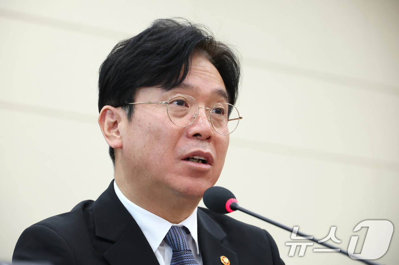 (서울=뉴스1) 신웅수 기자 = 김영훈 고용노동부 장관이 6일 서울 여의도 국회에서 열린 기후에너지환경노동위원회 전체회의에서 의원 질의에 답변하고 있다. 2026.2.6/뉴스1