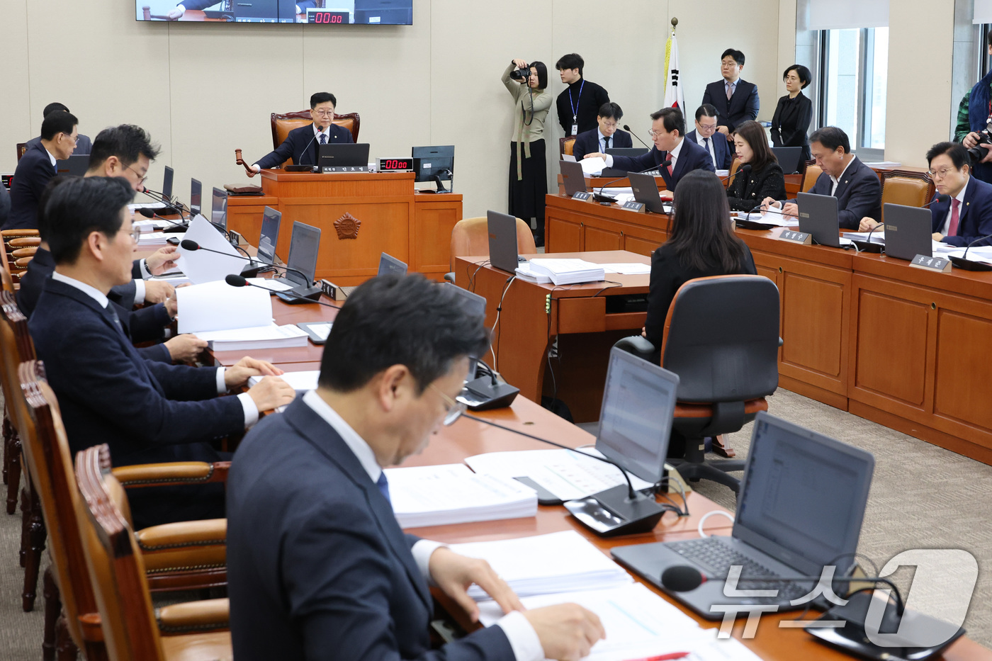 (서울=뉴스1) 신웅수 기자 = 안호영 위원장이 6일 서울 여의도 국회에서 열린 기후에너지환경노동위원회 전체회의에서 의사봉을 두드리고 있다. 2026.2.6/뉴스1