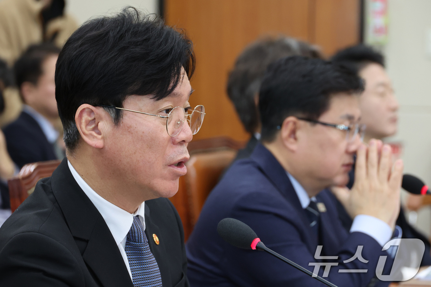 (서울=뉴스1) 신웅수 기자 = 김영훈 고용노동부 장관이 6일 서울 여의도 국회에서 열린 기후에너지환경노동위원회 전체회의에서 의원 질의에 답변하고 있다. 2026.2.6/뉴스1