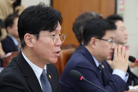 의원 질의 답변하는 김영훈 장관