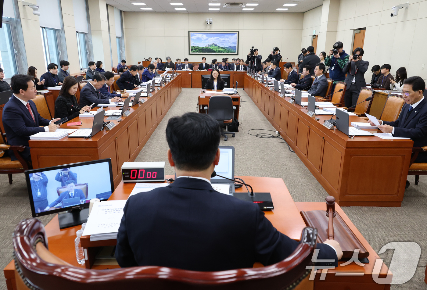 (서울=뉴스1) 신웅수 기자 = 안호영 위원장이 6일 서울 여의도 국회에서 열린 기후에너지환경노동위원회 전체회의에서 의사봉을 두드리고 있다. 2026.2.6/뉴스1