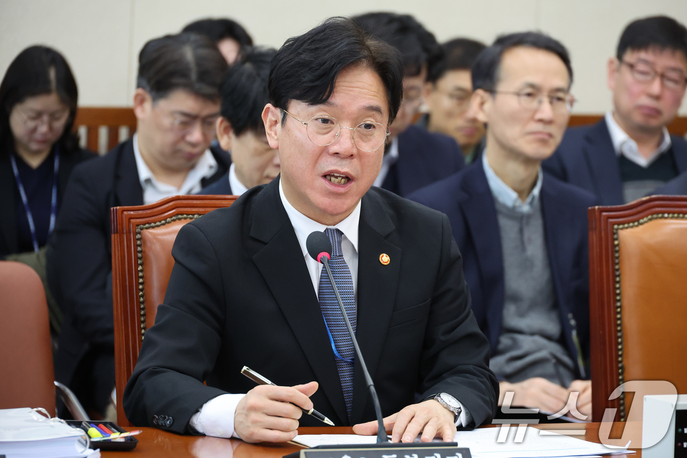 (서울=뉴스1) 신웅수 기자 = 김영훈 고용노동부 장관이 6일 서울 여의도 국회에서 열린 기후에너지환경노동위원회 전체회의에서 의원 질의에 답변하고 있다. 2026.2.6/뉴스1