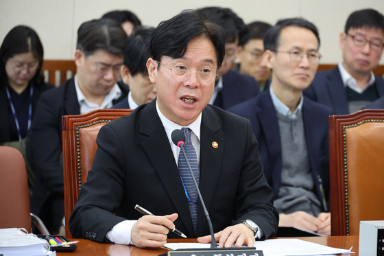 답변하는 김영훈 장관