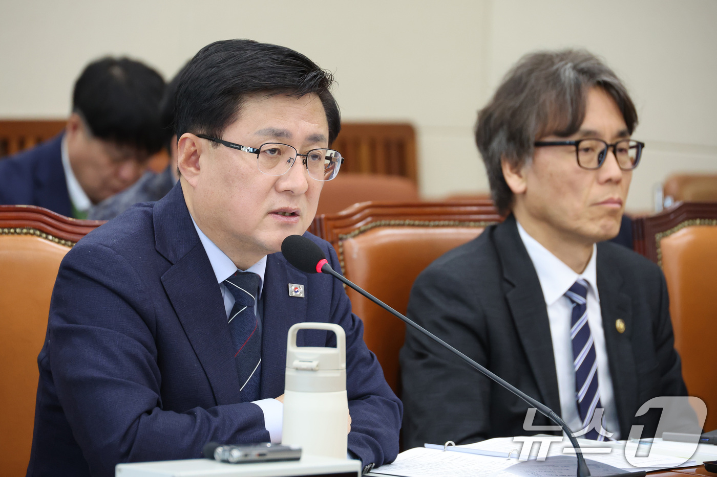 (서울=뉴스1) 신웅수 기자 = 김성환 기후에너지환경부 장관이 6일 서울 여의도 국회에서 열린 기후에너지환경노동위원회 전체회의에서 의원 질의에 답변하고 있다. 2026.2.6/뉴스 …