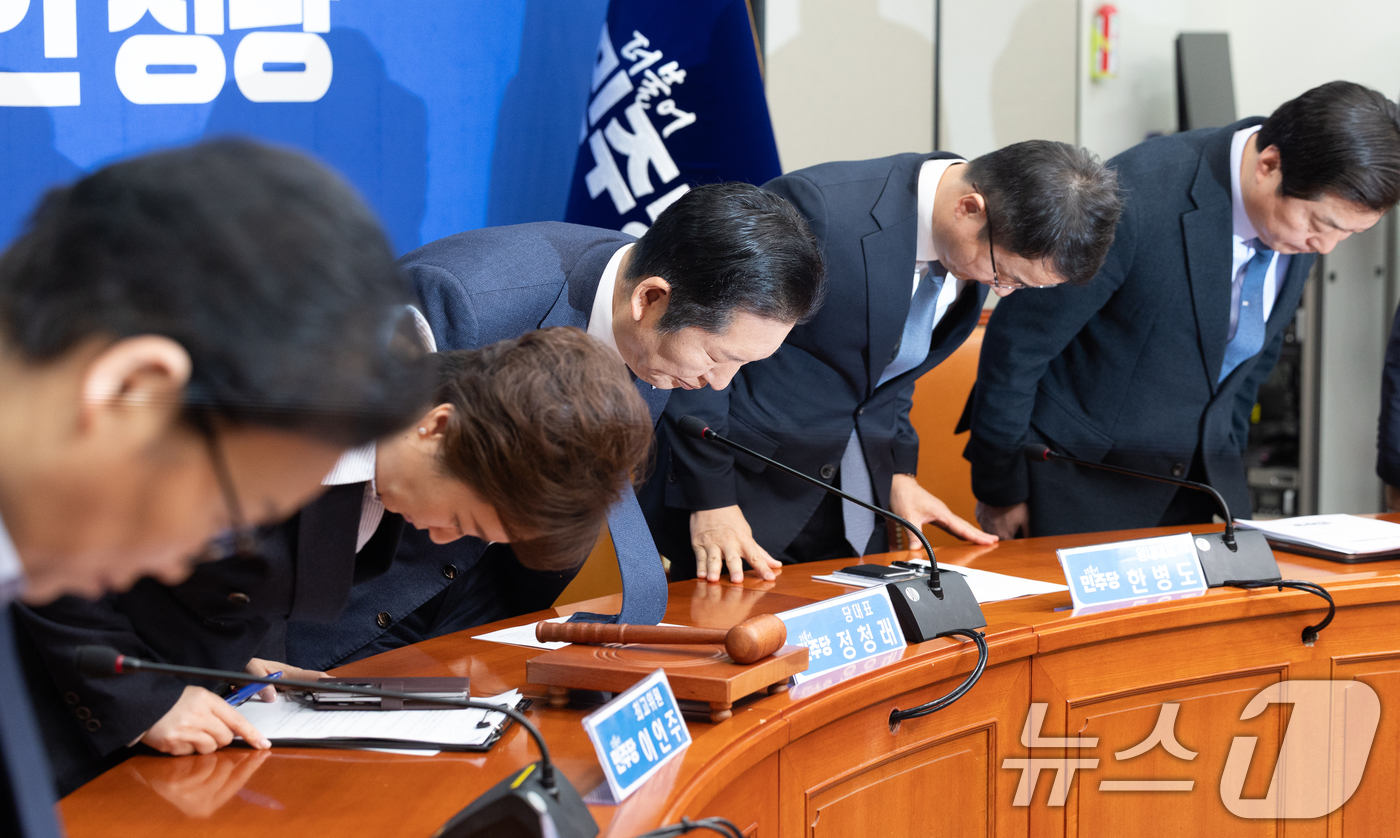 (서울=뉴스1) 이승배 기자 = 정청래 더불어민주당 대표가 6일 서울 여의도 국회에서 열린 최고위원회의에서 인사하고 있다. 2026.2.6/뉴스1