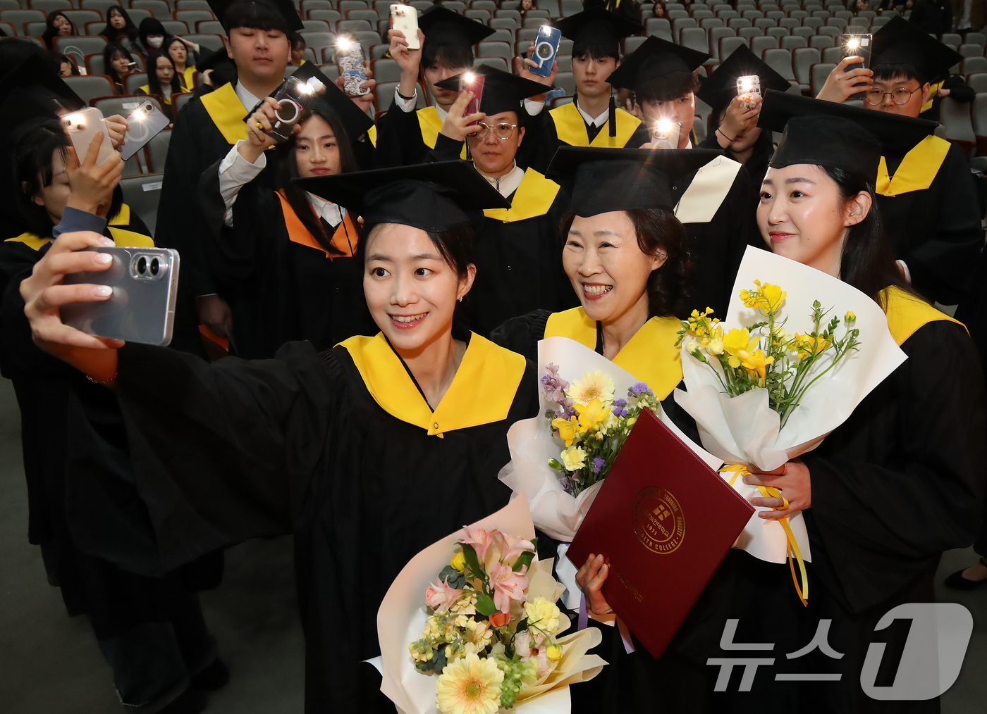 (대구=뉴스1) 공정식 기자 = 6일 오전 대구보건대학교 인당아트홀에서 열린 제53회 학위수여식에 참석한 배점숙 씨(60·가운데)와 김보라(34·왼쪽)·여울 씨(30) 세 모녀가 …