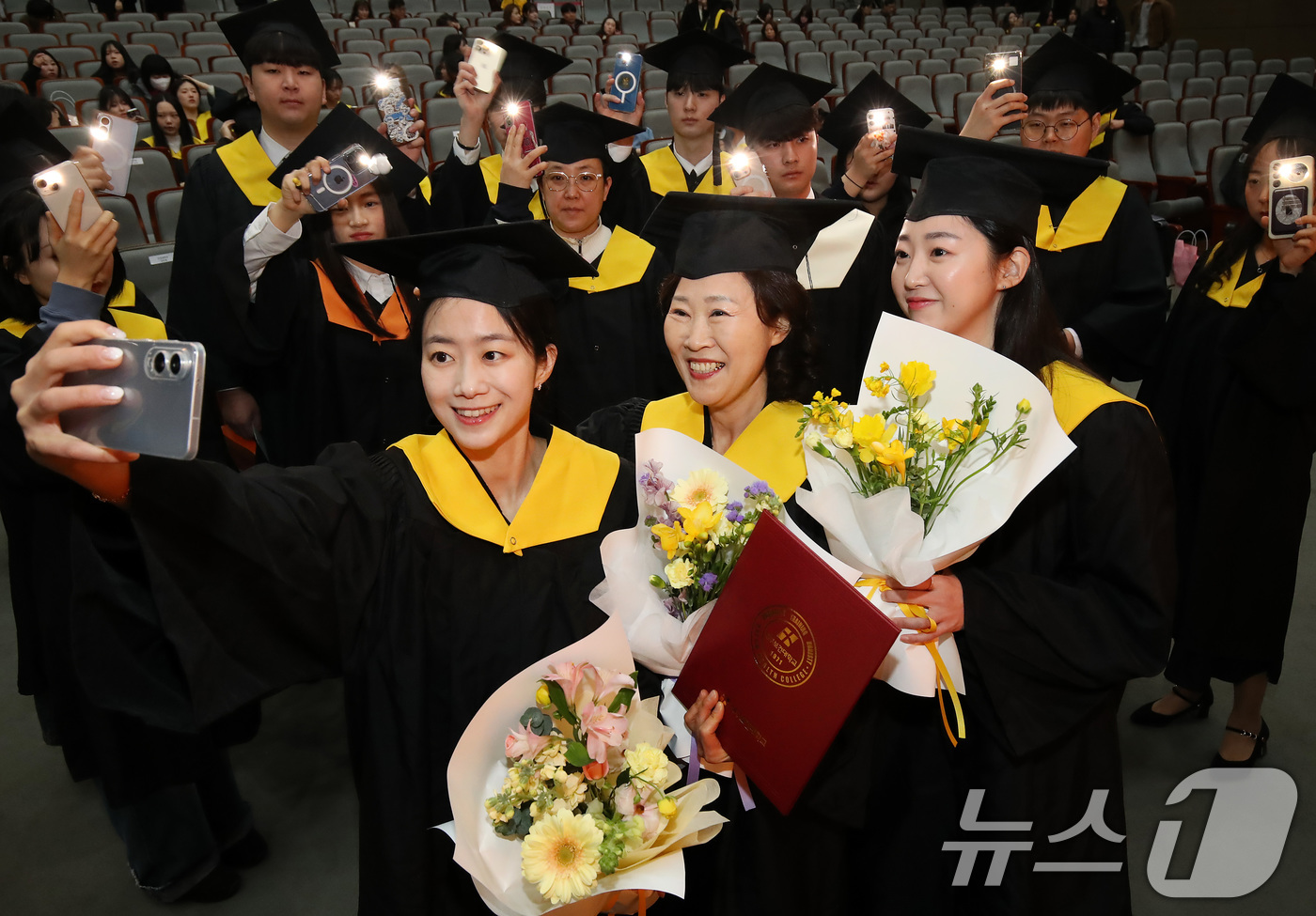 (대구=뉴스1) 공정식 기자 = 6일 오전 대구보건대학교 인당아트홀에서 열린 제53회 학위수여식에 참석한 배점숙 씨(60·가운데)와 김보라(34·왼쪽)·여울 씨(30) 세 모녀가 …