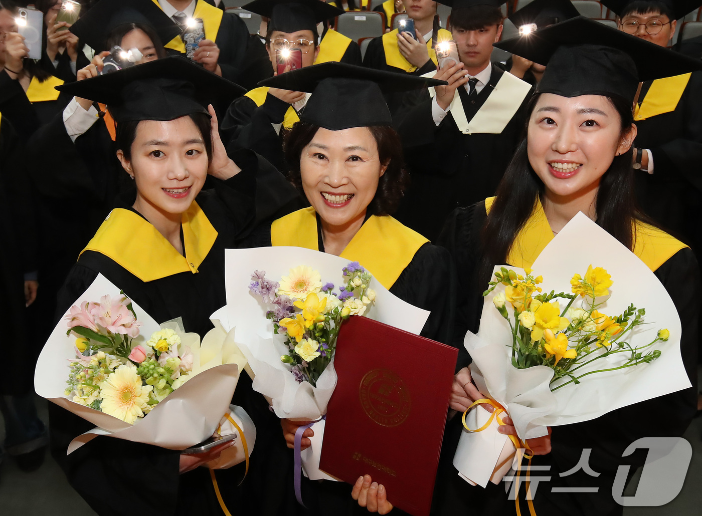 (대구=뉴스1) 공정식 기자 = 6일 오전 대구보건대학교 인당아트홀에서 열린 제53회 학위수여식에 참석한 배점숙 씨(60·가운데)와 김보라(34·왼쪽)·여울 씨(30) 세 모녀가 …