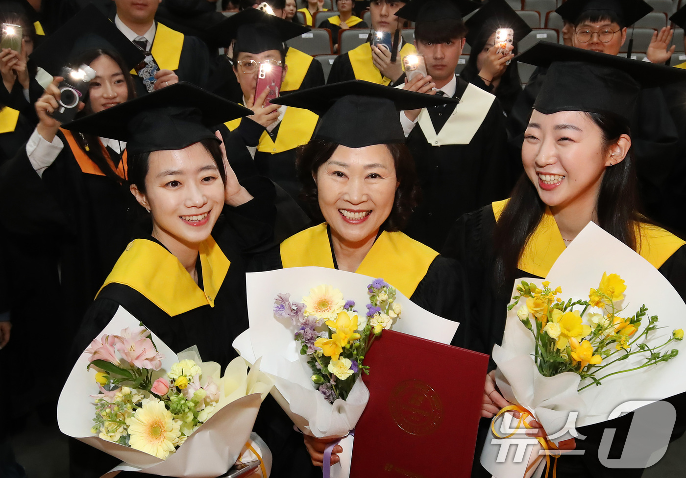 (대구=뉴스1) 공정식 기자 = 6일 오전 대구보건대학교 인당아트홀에서 열린 제53회 학위수여식에 참석한 배점숙 씨(60·가운데)와 김보라(34·왼쪽)·여울 씨(30) 세 모녀가 …