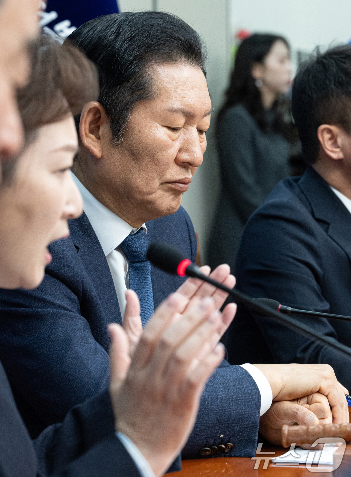 (서울=뉴스1) 이승배 기자 = 정청래 더불어민주당 대표가 6일 서울 여의도 국회에서 열린 최고위원회의에서 이언주 최고위원의 발언을 듣고 있다. 2026.2.6/뉴스1