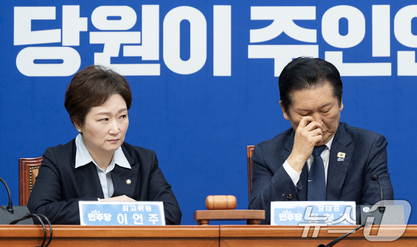 (서울=뉴스1) 이승배 기자 = 정청래 더불어민주당 대표가 6일 서울 여의도 국회에서 열린 최고위원회의에서 생각에 잠겨있다. 2026.2.6/뉴스1