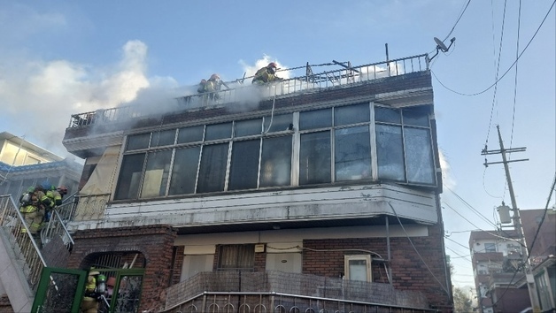 성남 2층짜리 다세대주택 옥상서 화재…4명 대피
