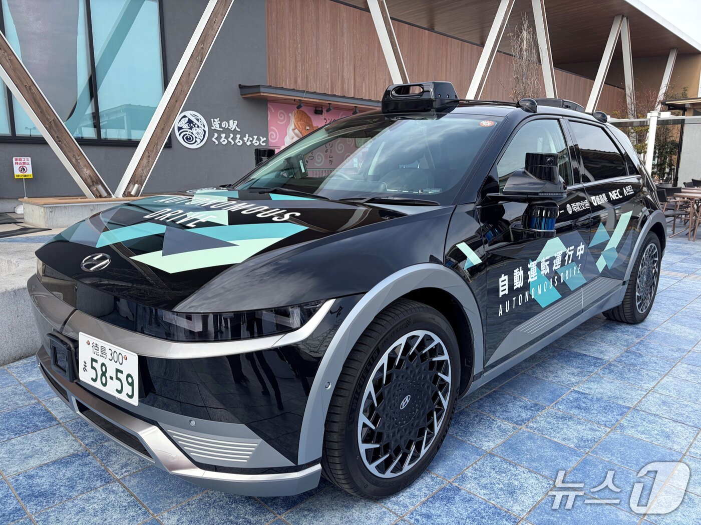 본문 이미지 - 오토노머스에이투지가 일본 도쿠시마현 나루토시 자율주행 택시 실증 사업에 투입하는 레벨4 시스템 탑재 아이오닉5 차량. (오토노머스에이투지 제공)