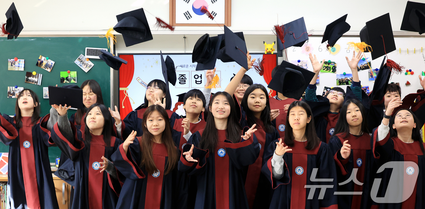(서울=뉴스1) 이호윤 기자 = 6일 서울 은평구 서울신도초등학교에서 열린 졸업식에서 학생들이 학사모를 던지며 졸업을 축하하고 있다. 2026.2.6/뉴스1