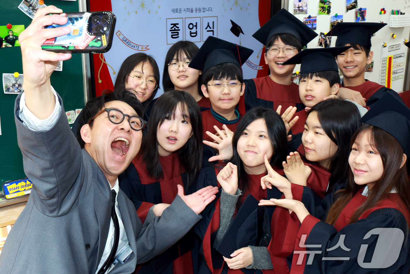 (서울=뉴스1) 이호윤 기자 = 6일 서울 은평구 서울신도초등학교에서 열린 졸업식에서 학생들이 담임선생님과 기념촬영을 하고 있다. 2026.2.6/뉴스1