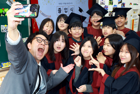 마지막 졸업사진 즐거운 표정으로 '찰칵'