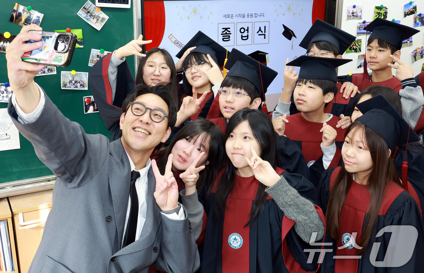 (서울=뉴스1) 이호윤 기자 = 6일 서울 은평구 서울신도초등학교에서 열린 졸업식에서 학생들이 담임선생님과 기념촬영을 하고 있다. 2026.2.6/뉴스1