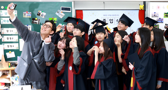 담임선생님과 셀카찍는 졸업생들