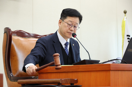 의사봉 두드리는 안호영 위원장