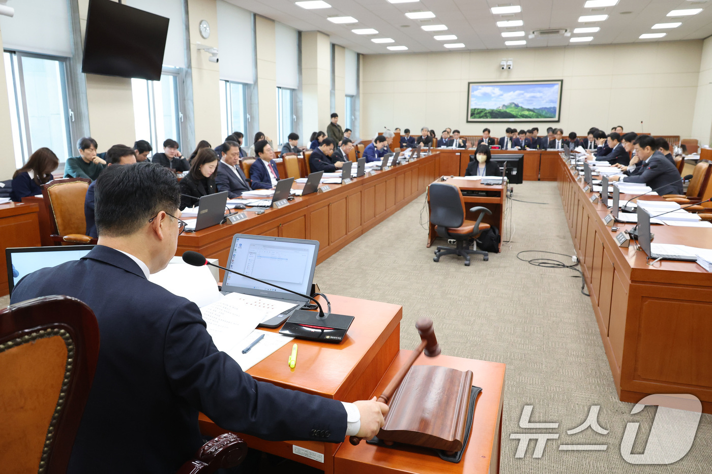 (서울=뉴스1) 신웅수 기자 = 6일 서울 여의도 국회에서 열린 기후에너지환경노동위원회 전체회의에서 가습기살균제 피해구제를 위한 특별법 일부개정법률안이 처리되고 있다. 2026.2 …