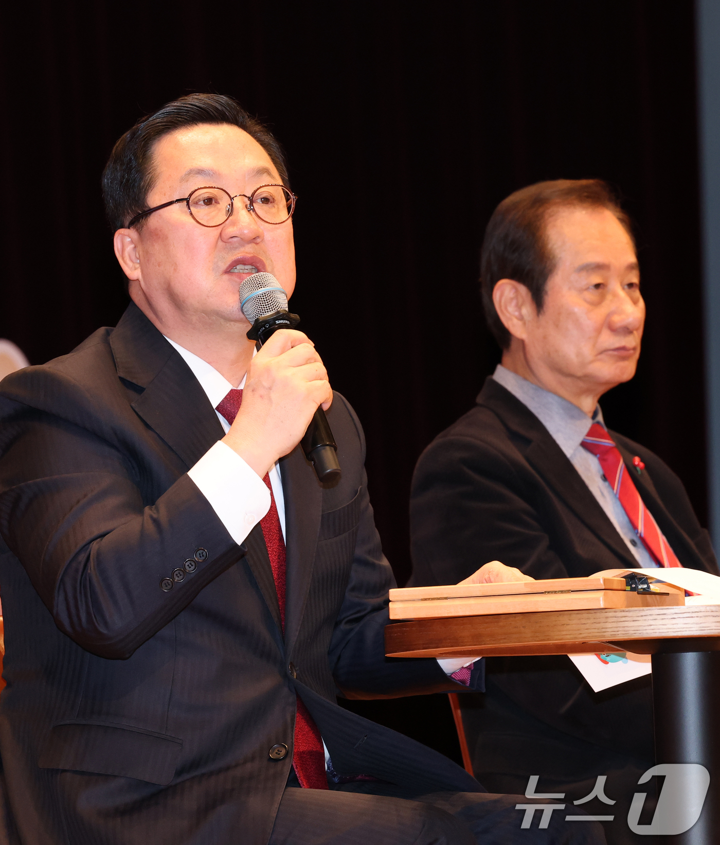 (대전=뉴스1) 김기태 기자 = 이장우 대전시장이 6일 오전 대전시청에서 열린 대전·충남 행정통합 타운홀미팅에서 시민의 질문에 답하고 있다. 2026.2.6/뉴스1