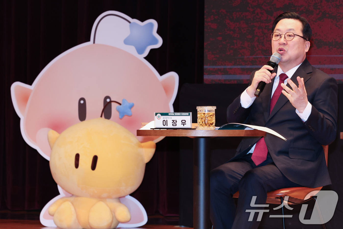 (대전=뉴스1) 김기태 기자 = 이장우 대전시장이 6일 오전 대전시청에서 열린 대전·충남 행정통합 타운홀미팅에서 시민의 질문에 답하고 있다. 2026.2.6/뉴스1