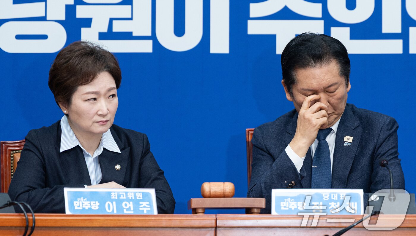 본문 이미지 - 정청래 더불어민주당 대표가 6일 서울 여의도 국회에서 열린 최고위원회의에서 얼굴을 만지고 있다. 2026.2.6 ⓒ 뉴스1 이승배 기자