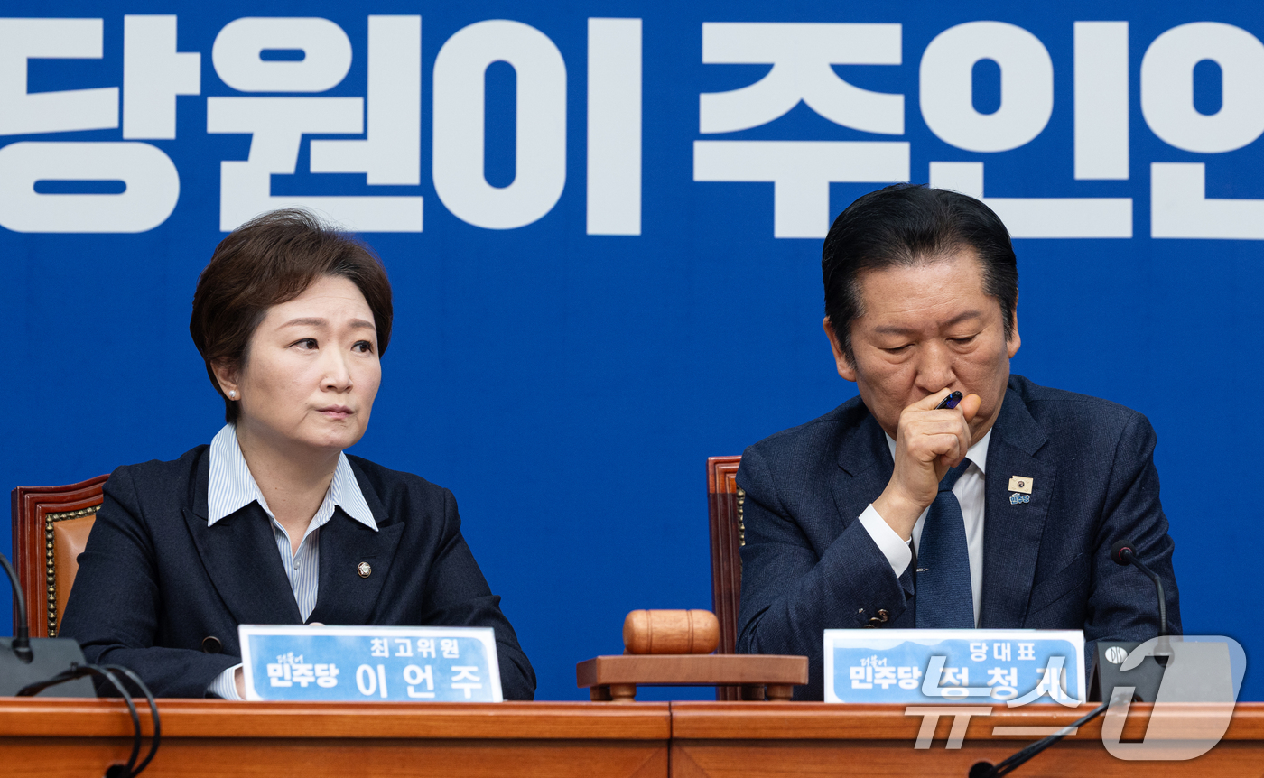 (서울=뉴스1) 이승배 기자 = 정청래 더불어민주당 대표가 6일 서울 여의도 국회에서 열린 최고위원회의에서 마른 기침을 하고 있다. 2026.2.6/뉴스1