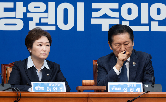 마른 기침하는 정청래 대표