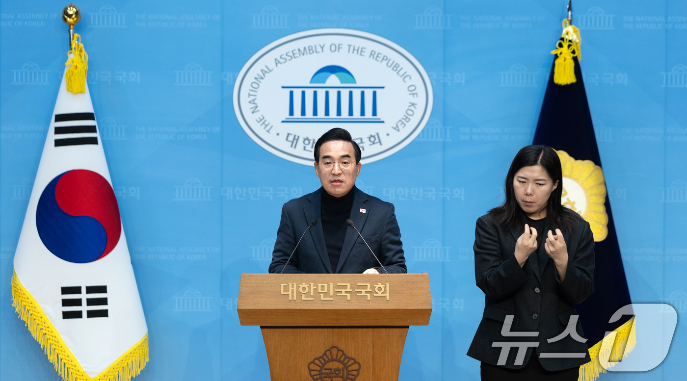 (서울=뉴스1) 이승배 기자 = 박홍근 더불어민주당 의원이 6일 서울 여의도 국회 소통관에서 조국혁신당과의 합당과 관련해 기자회견을 열고 정청래 대표에게 공개 토론을 제안하고 있다 …