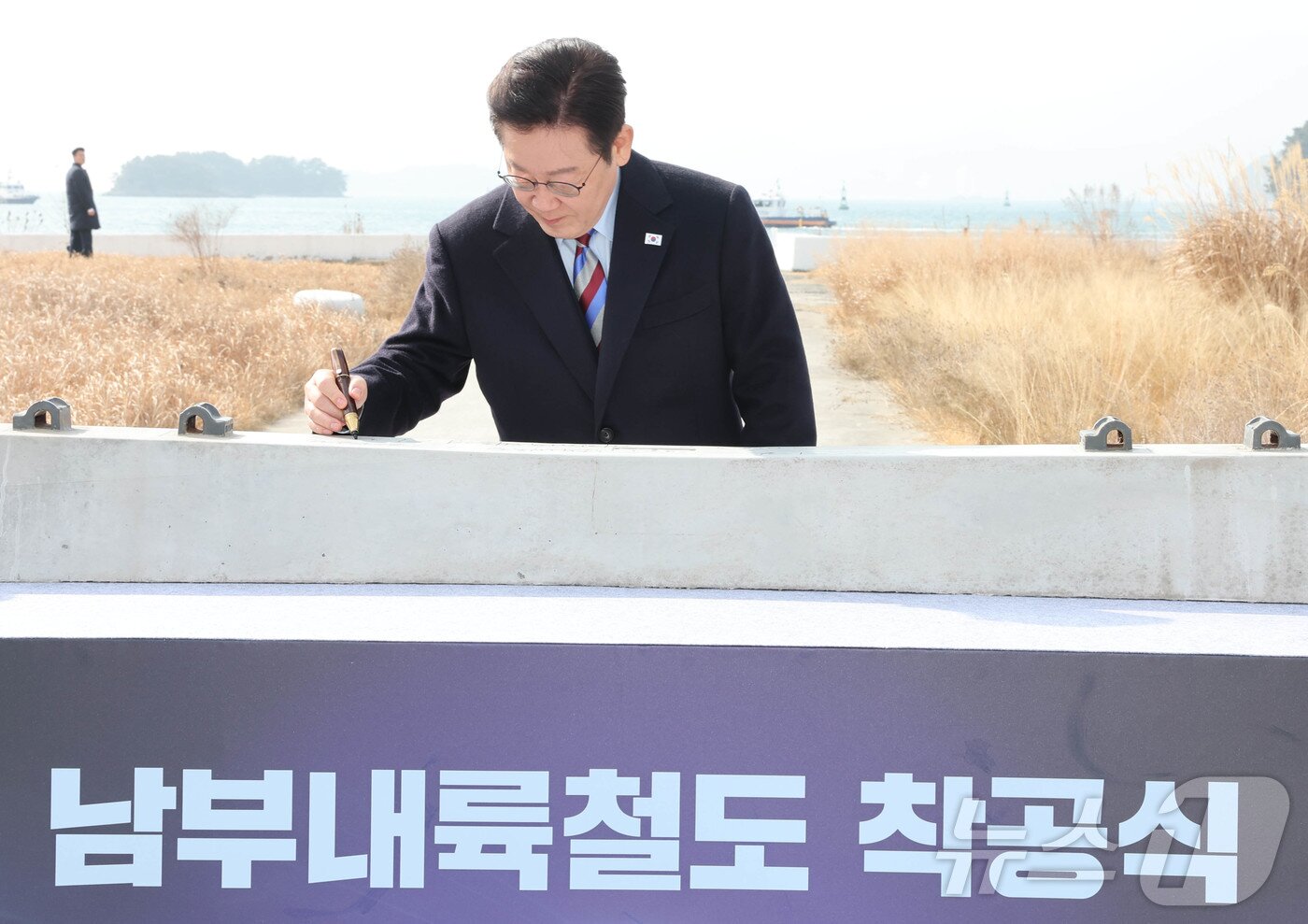 본문 이미지 - 이재명 대통령이 6일 경남 거제시 견내량 인근에서 열린 남부내륙철도 착공식에서 침목 서명식을 하고 있다. 2026.2.6 / ⓒ 뉴스1 이재명 기자
