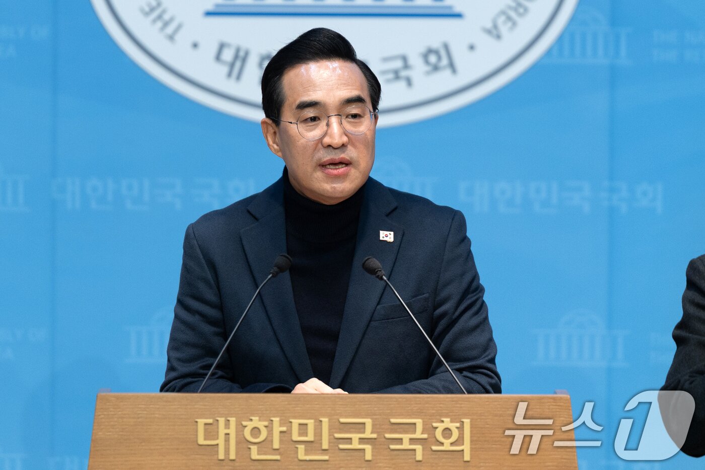 본문 이미지 - 박홍근 더불어민주당 의원이 6일 서울 여의도 국회 소통관에서 조국혁신당과의 합당과 관련해 기자회견을 열고 정청래 대표에게 공개 토론을 제안하고 있다. 2026.2.6 / ⓒ 뉴스1 이승배 기자