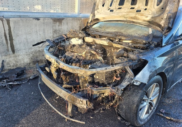 경기 광주 세종포천고속도로 달리던 차량서 불…엔진룸 모두 타