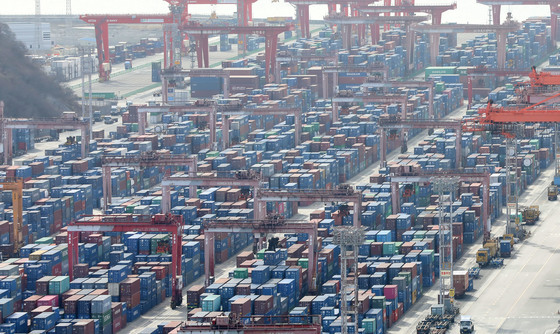 경상흑자 10년만에 신기록…반도체 날개 달고 "올해 1300억弗 시대 연다"