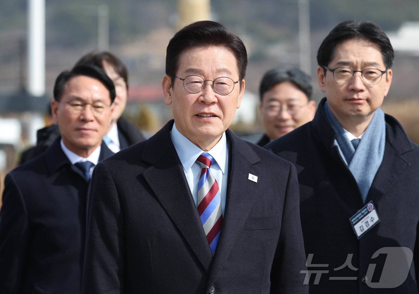 본문 이미지 - 이재명 대통령이 6일 경남 거제시 견내량 인근에서 열린 남부내륙철도 착공식에 입장하고 있다. 2026.2.6 / ⓒ 뉴스1 이재명 기자