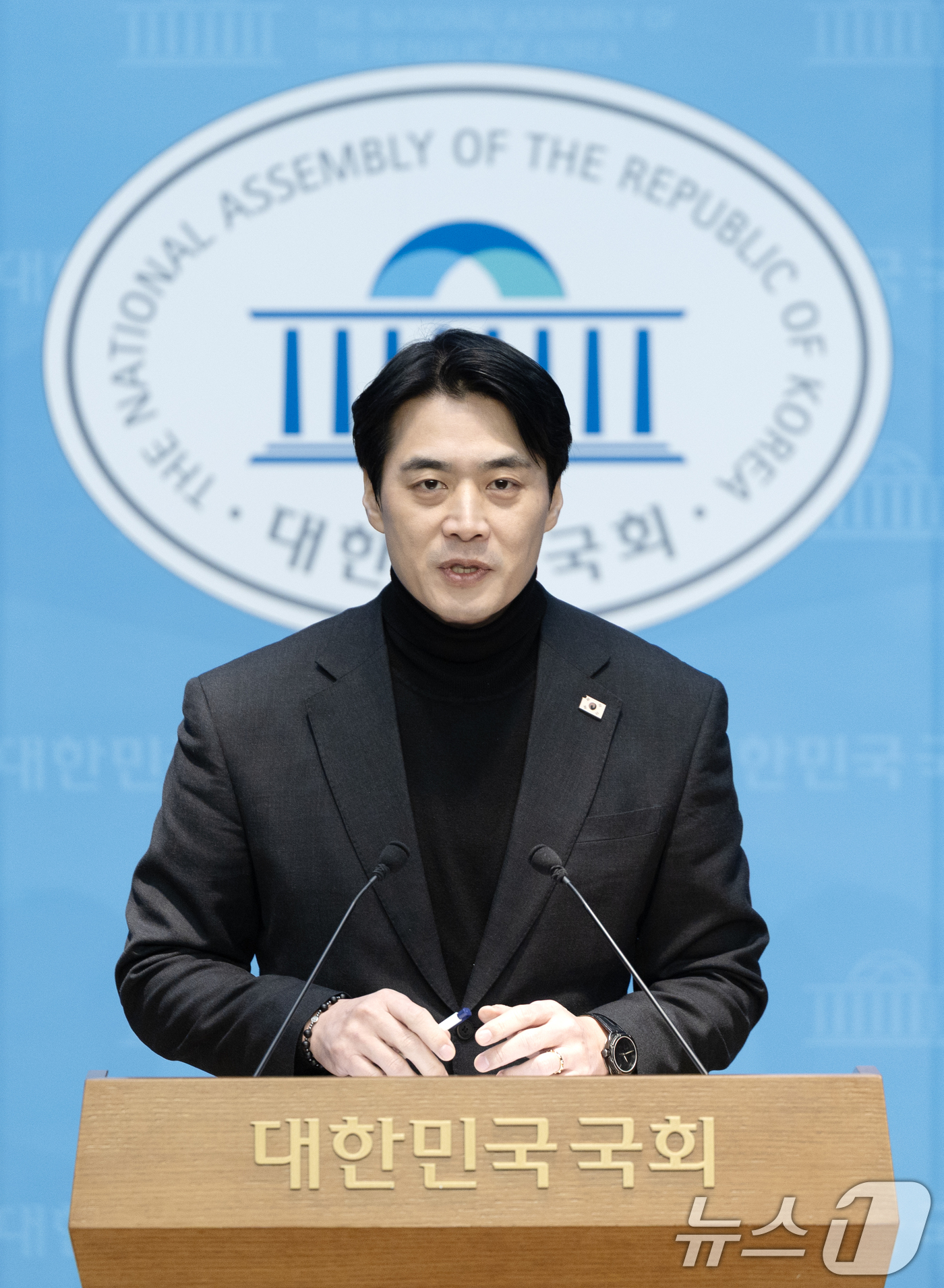 (서울=뉴스1) 이승배 기자 = 한준호 더불어민주당 의원이 6일 서울 여의도 국회 소통관에서 조국혁신당과의 합당 관련 문건 유출에 대해 긴급 의원총회 소집을 촉구하고 있다. 202 …