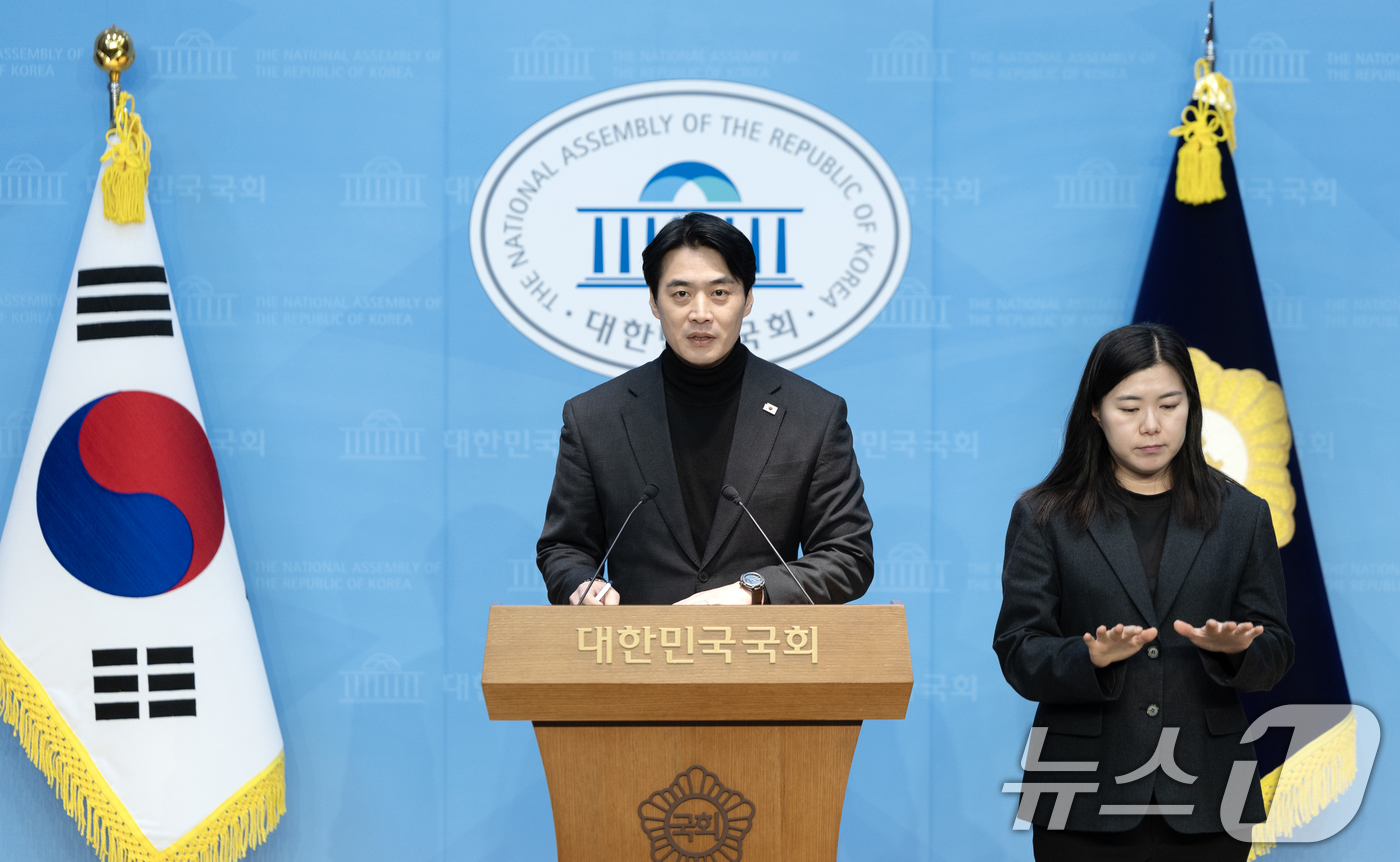 (서울=뉴스1) 이승배 기자 = 한준호 더불어민주당 의원이 6일 서울 여의도 국회 소통관에서 조국혁신당과의 합당 관련 문건 유출에 대해 긴급 의원총회 소집을 촉구하고 있다. 202 …