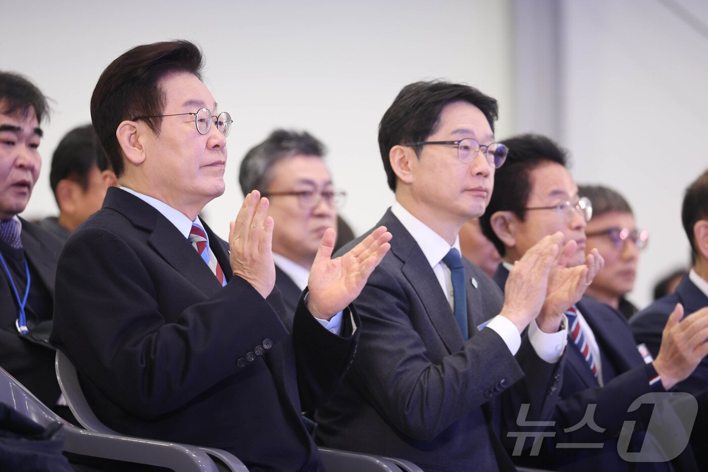 본문 이미지 - 이재명 대통령이 6일 경남 거제시 견내량 인근에서 열린 남부내륙철도 안전 시공 결의식에서 박수를 치고 있다. 2026.2.6. ⓒ 뉴스1 이재명 기자